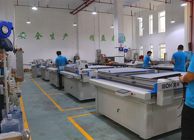 车间员工正在忙碌