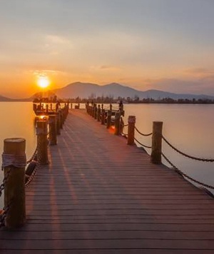 西昌邛海风景区防腐木工程