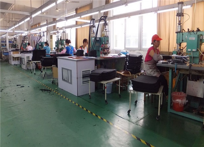 汽车脚垫热压片工艺