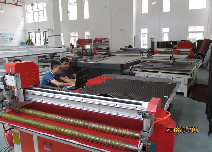 细心的在进行技术培训