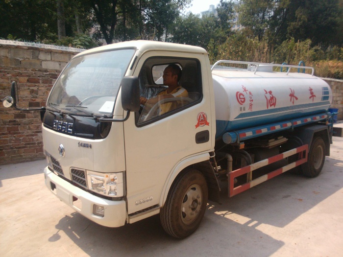 小型洒水车