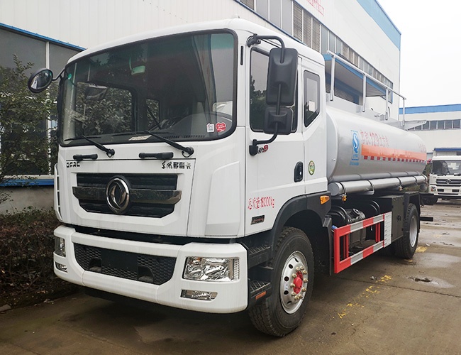 东风多利卡D9加油车