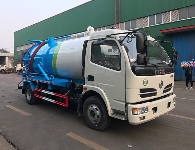 多利卡5方吸污车