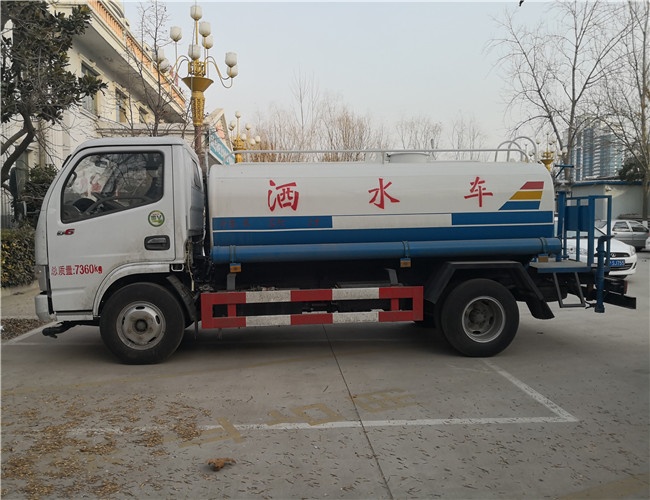 东风多利卡5吨洒水车