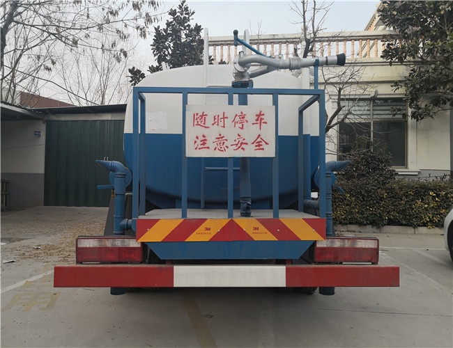 东风多利卡5吨洒水车