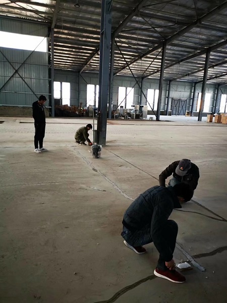 张经理手把手培训工人