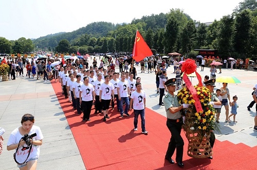 向毛主席敬献花篮