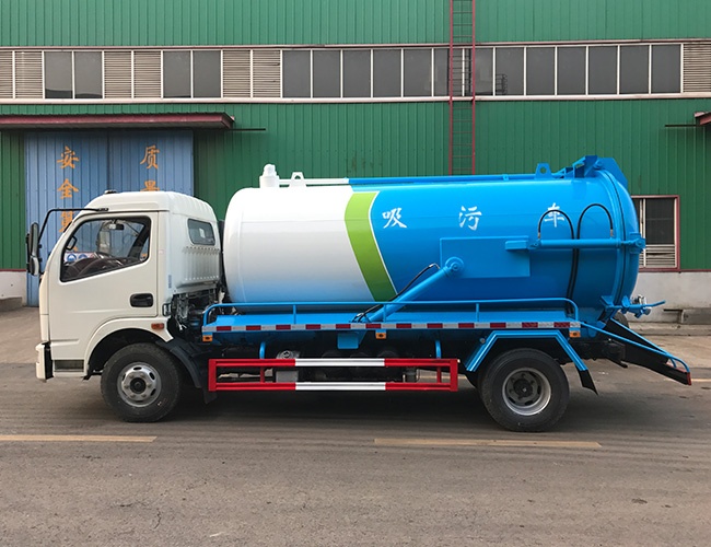 多利卡5方吸污车