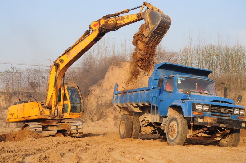 挖掘机装车