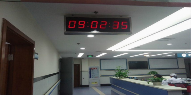 医院走廊区域时钟
