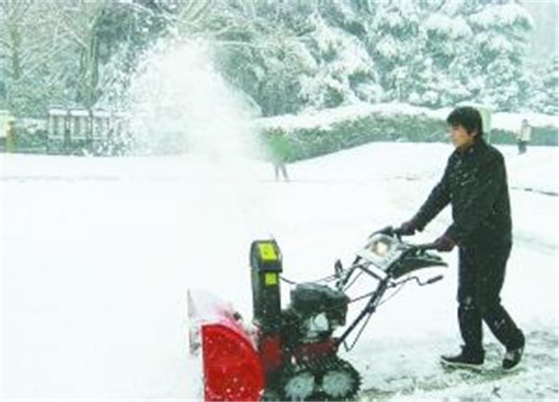 手扶扫雪机