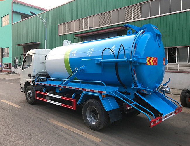 多利卡5方吸污车