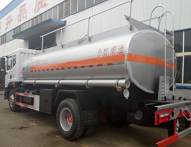 东风多利卡D9加油车