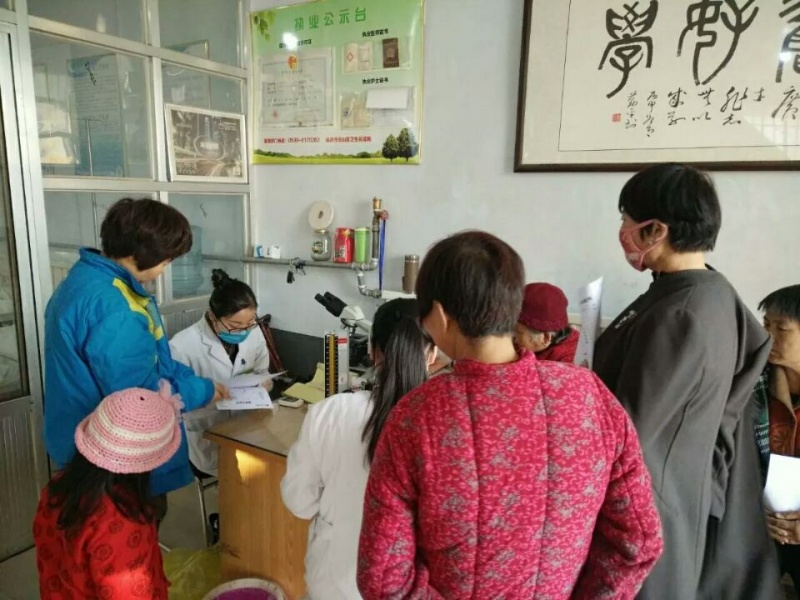 我院义诊专家团走进董家朱许村