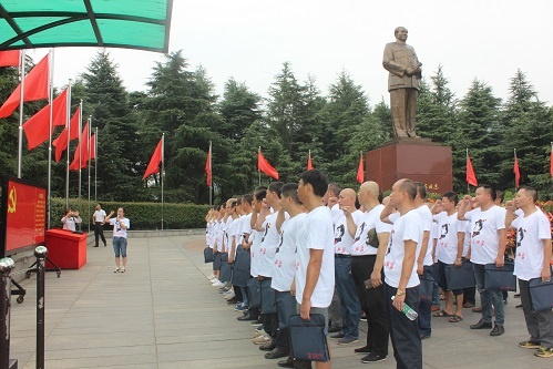 党徽前重温入党誓词