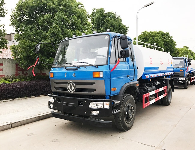 东风12吨洒水车