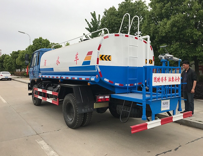 东风12吨洒水车