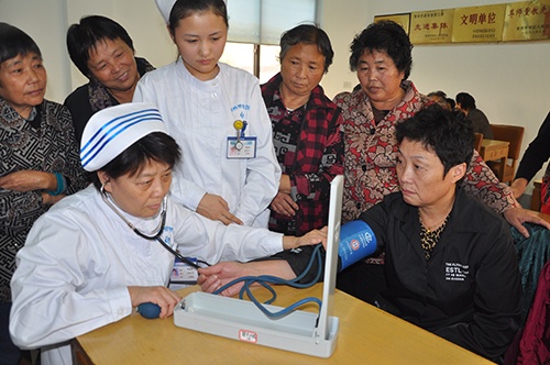 三里村委开展义诊活动