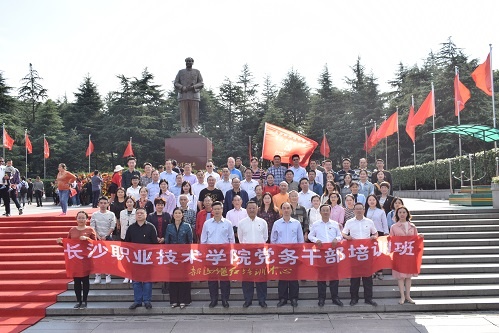 毛主席铜像前合影