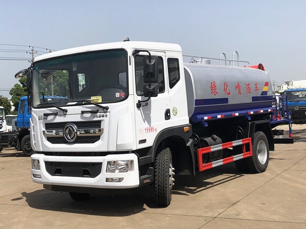 东风D9洒水车